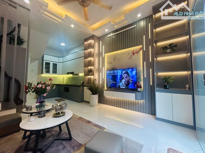 Hơn 5 tỷ, nhà đẹp 32m2 Phố Bạch Mai, thoáng trước sau, ngõ thông rộng, đầy đủ nội thất - 1