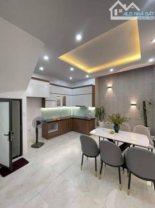 Bán nhà Lê Văn Lương, ô tô đỗ cửa, gần phố, 42m2, 4 tầng, nội thất đẹp, giá 12,2 tỷ - 2