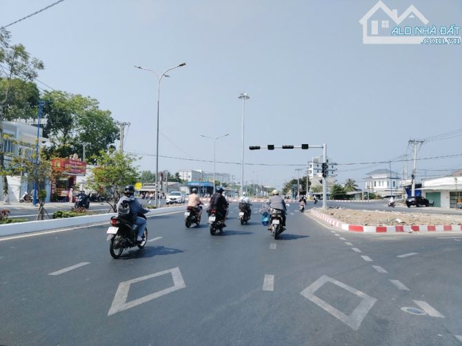 Bán đất rộng mặt tiền bờ kè Rạch Hàng Bàng cách trường Đại Học FPT 1,9km - 2