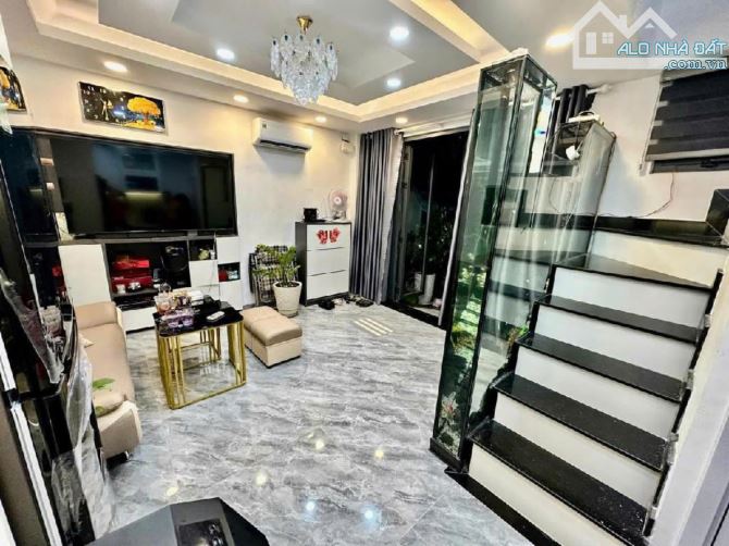 🏡 Nhà Đẹp 2 Tầng Hẻm Xe Hơi Bến Vân Đồn Quận 4 - 3