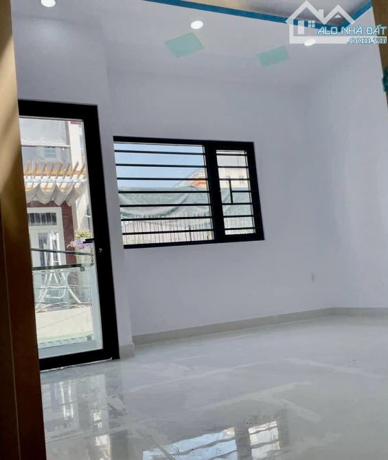 Nhà đẹp 3 tầng, hẻm gần 5m, 32M2, đang cho thuê 6tr, giá nhỉnh3 tỷ - 6