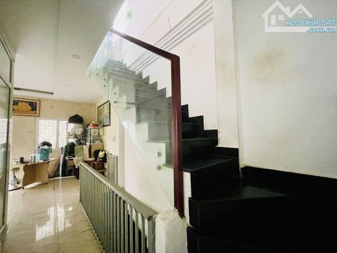 Trần Minh Quyền - 3 tháng 2. Q10. Nhà 3 tầng HC đủ. 3PN. Ngang gần 5M đẹp. Chỉ 8,x tỷ - 8