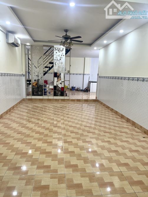 Nhà 80m2 Trần Bình Trọng, chỉ 4.6 tỷ, 2 phòng ngủ, sát mặt tiền Phạm Văn Đồng