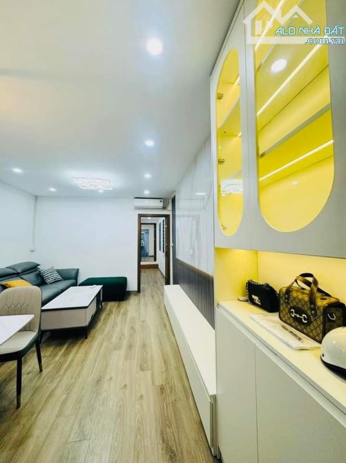 Bác Tùng bán Căn hộ Tập thể gần ĐH Luật Hà Nội, DT: 60m2, 3PN