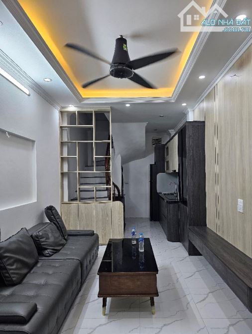 Bán nhà Vĩnh Hưng, vị trí đẹp, ngõ thông oto đỗ cổng, tặng nội thất, 30m2x 5 tầng, 5.75 tỷ