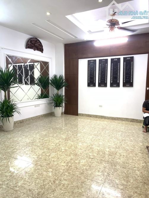 BÁN NHÀ ĐỐNG ĐA 40M2 5 NGỦ - NHÀ DÂN SIÊU ĐẸP - 20M THẲNG RA NGÕ Ô TÔ TRÁNH - KINH DOANH