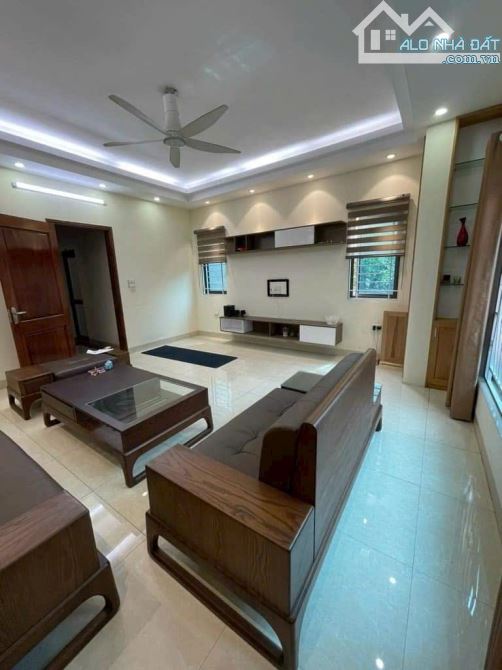 Bán nhà phố Nguyễn Văn Cừ - Long Biên, 70m2, Thang Máy, Gara. LÔ GÓC, Nở hậu.