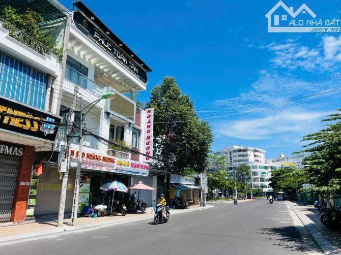 Bán cắt lỗ nhà 3 tầng mặt tiền đường Trường Sa, Nha Trang cách biển 1km giá chỉ 10,5 tỉ