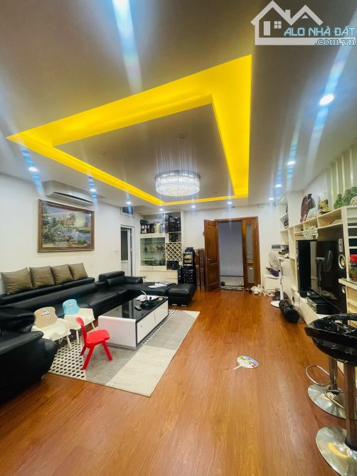 Bán chung cư vip Hoàng Quốc Việt, Cầu Giấy, 111m2, giá rẻ