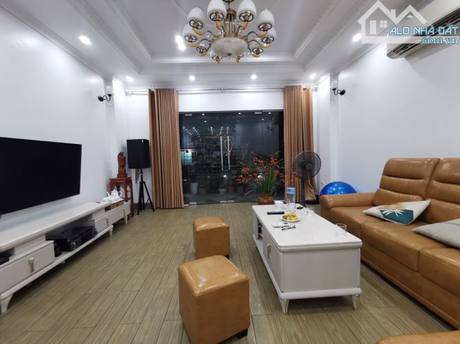 Bán gấp nhà Mp Chiến Thắng, dt 82m2, 6t thang máy, mt 4.8m. Giá 30 Tỷ.  Lh Huy Ông Địa - 3