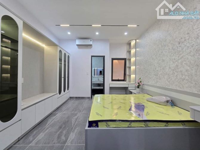 BÁN GẤP NHÀ PHỐ NGUYỄN SƠN 61M x 6 TẦNG, THANG MÁY, Ô TÔ, FULL NỘI THẤT. NHỈNH 10 TỶ - 5