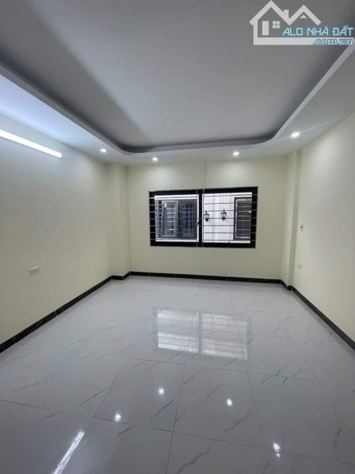 Bán nhà gần cấp 1 Cự Khối, Long Biên.ô tô vào nhỉnh 4 tỷ, dòng tiền 15 triệu /1T - 5