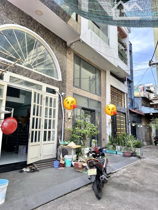 Sau lưng Trường Nguyễn Khuyến - Thành Thái. Q10. 70M2. Nhà C4. GPXD 5 tầng. Nhỉnh 9 tỷ