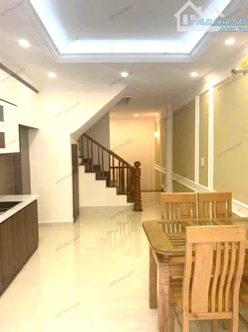 BÁN NHÀ CẦU GIẤY 40m2 - NHỈNH 10 TỶ. NGÕ Ô TÔ TRÁNH, Ô ĐỖ CỬA - GẦN PHỐ, NHÀ ĐẸP Ở NGAY - 1