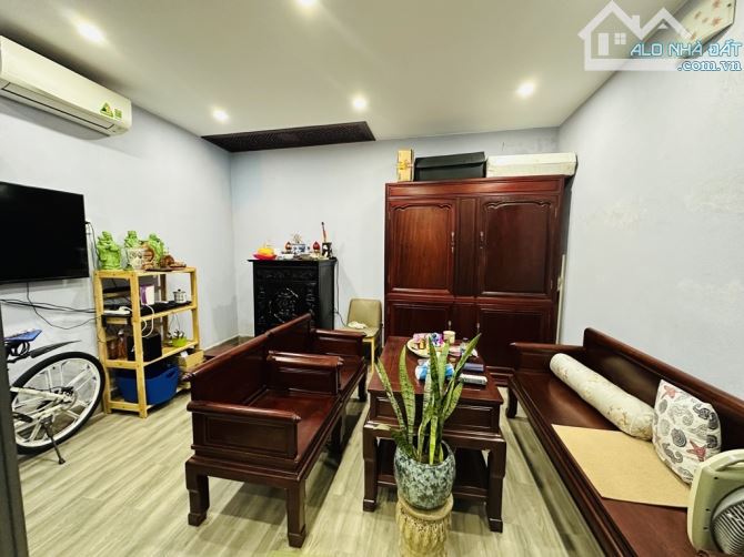 Hiếm - Cổ Linh - 65m - 5 tầng - gara ô tô - Thang máy - dân xây