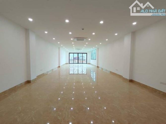 Cho thuê nhà mới thông sàn thang máy mặt phố Nguyễn Hoàng. DT 90m x 6t,mt 6m. Giá 70tr/th.