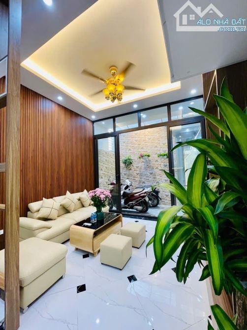 Định Công Thượng 40m 5T MT4 nhà đẹp,thoáng trước sau,ô tô lùi cửa,tặng full nội thất