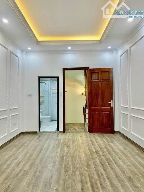 Bán nhà xây mới Nam Dư, 30m2, 5 tầng, 20m ra phố, 5.15 tỷ