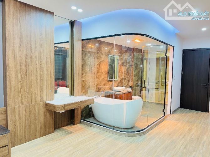 Bán nhà Ngọc Lâm. 70m2. Lô góc. 7 tầng thang máy - gara oto - 4