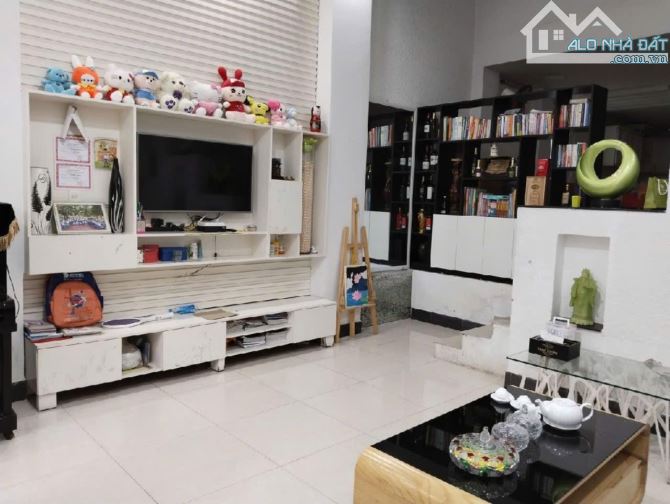 Bán nhà 3 tầng cực đẹp MT đường Lê Lâm . DT:80m2 . Ngang 5m . Giá : 7tỷ xxx