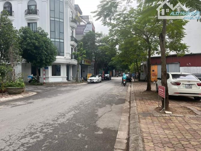 Bán nhà ngõ 11 Việt Hưng,Long Biên. Ô tô đỗ cổng, nhỉnh 6 tỷ dòng tiền 15 triệu /1T
