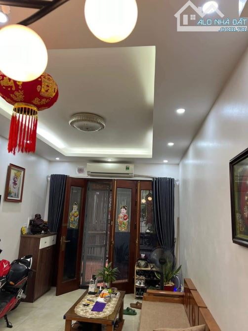 Bán nhà ngõ 11 Việt Hưng,Long Biên. Ô tô đỗ cổng, nhỉnh 6 tỷ dòng tiền 15 triệu /1T - 1