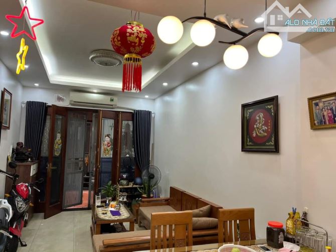 Bán nhà ngõ 11 Việt Hưng,Long Biên. Ô tô đỗ cổng, nhỉnh 6 tỷ dòng tiền 15 triệu /1T - 2