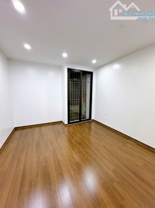 NHà đẹp 4 tầng 40/42 m2 -gần chợ Hà Đông - Ô tô qua nhà- KD  - vị trí đẹp - 8.5 tỷ - 3