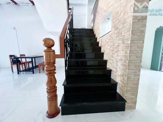 Bán gấp căn nhà mặt tiền kinh doanh( 150m2 , SHR )ở đường Gia Huỳnh , Trảng Bàng giá 1 tỉ - 3