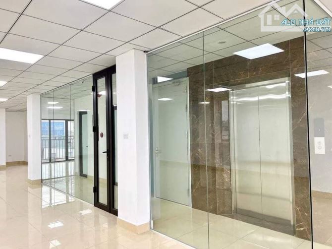 Bán gấp tòa nhà văn phòng MP Nguyễn Chánh - thang máy - thông sàn - 145m2 - 8T - 1 hầm - 4