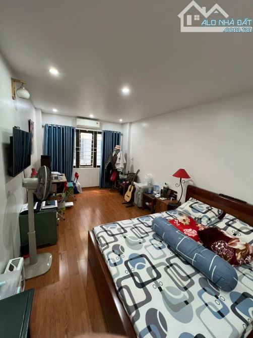 Bán nhà ngõ 11 Việt Hưng,Long Biên. Ô tô đỗ cổng, nhỉnh 6 tỷ dòng tiền 15 triệu /1T - 4