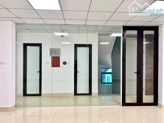 Bán gấp tòa nhà văn phòng MP Nguyễn Chánh - thang máy - thông sàn - 145m2 - 8T - 1 hầm - 5