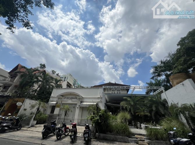 Bán gấp nhà mặt tiền đường Nguyễn Trung Trực, Bến Thành, Quận 1, dt: 12x30m c4 tiện xây.