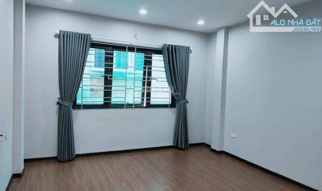 Cho thuê nhà 75m2x5T, oto đỗ tránh ở Hồ Tùng Mậu