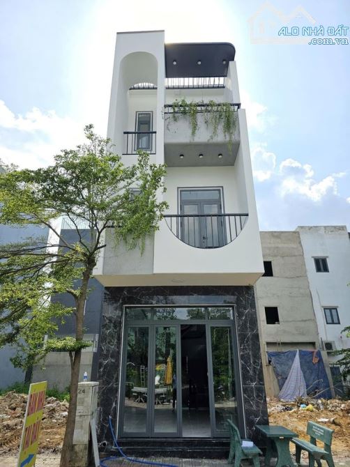 Nhà sổ riêng 1 trệt 2 lầu hoàn công chính chủ cần bán gấp gần QL 13 gần chợ đêm Hòa Lân