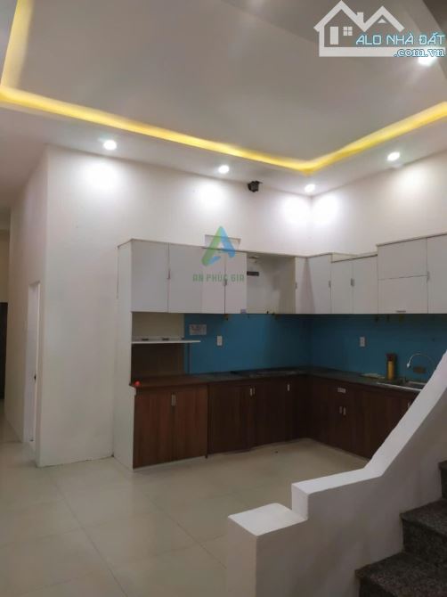 CHO THUÊ NHÀ NGUYÊN CĂN MẶT TIỀN 2,5 TẦNG LÝ ĐẠO THÀNH - 100 M² - 6 PN - GIÁ 12 TRIỆU