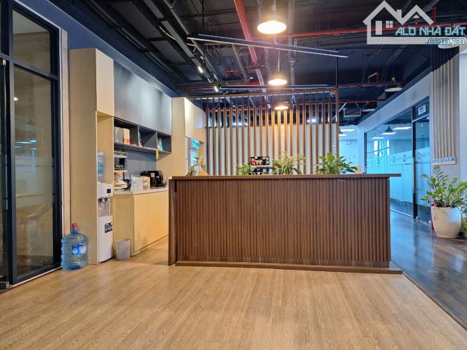 Nhượng văn phòng IT  400m2 khu Duy Tân, full nội thất đẹp, làm ngoài giờ miễn phí - 1