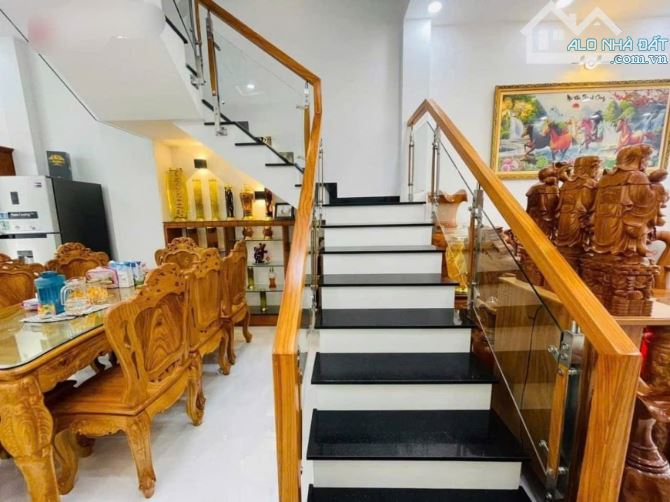 Gấp bán nhà mặt tiền Linh tây 106M2 - 3 tầng - 1