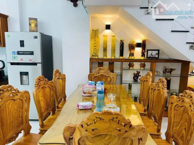 Gấp bán nhà mặt tiền Linh tây 106M2 - 3 tầng - 2