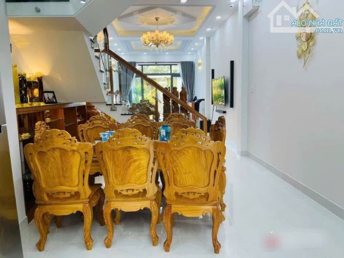 Gấp bán nhà mặt tiền Linh tây 106M2 - 3 tầng - 3