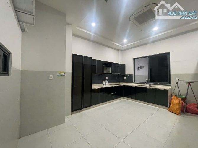 Cho thuê mặt bằng rộng 150m2 view sông quận 7 - 4