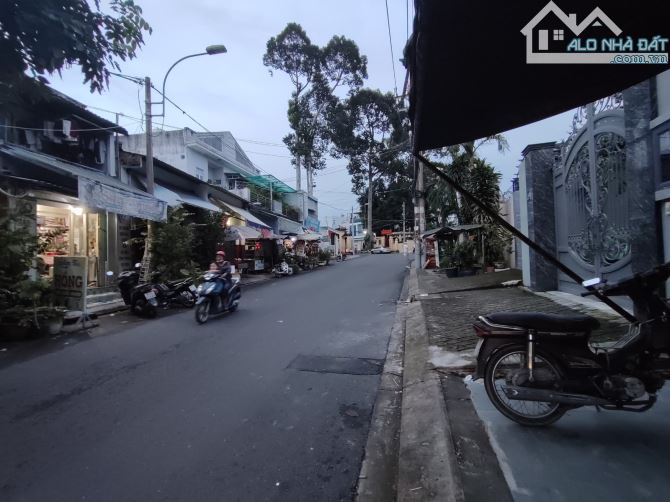 Gấp bán nhà mặt tiền Linh tây 106M2 - 3 tầng - 4