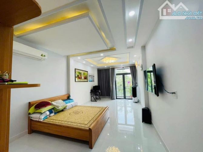 Gấp bán nhà mặt tiền Linh tây 106M2 - 3 tầng - 5