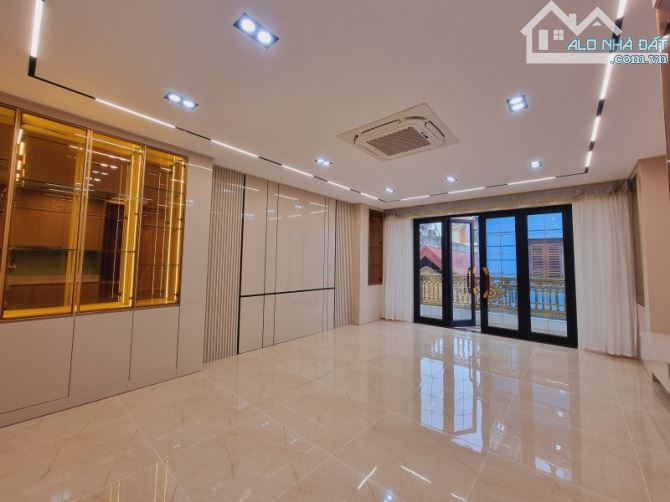 Bán gấp nhà ĐẶNG THÙY TRÂM, CẦU GIẤY, 55m Đất, Mt 4m, OTO, Kinh Doanh,  15 tỷ.
