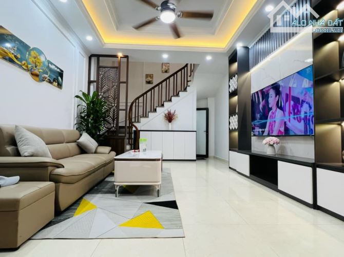 ĐỘC HIẾM NGÕ THÔNG 3 GÁC TRÁNH TRẦN DUY HƯNG CẦU GIẤY 40/43Mx5TẦNG* 11,2TỶ KINH DOANH VÍP