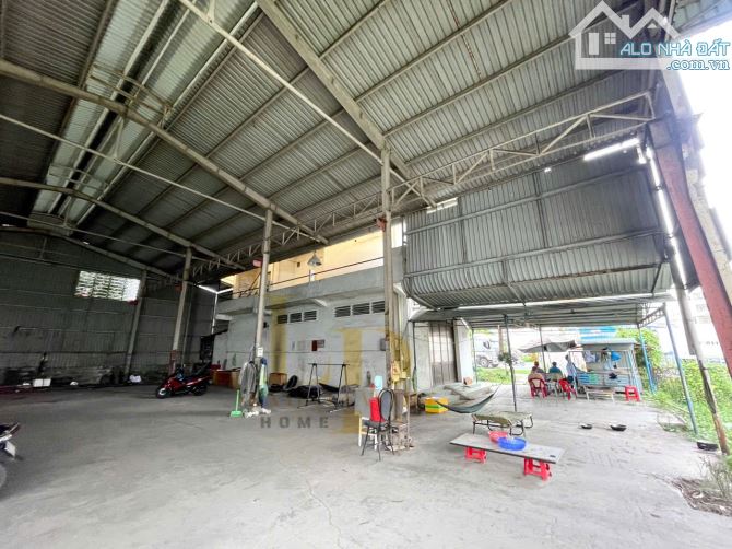 Cho thuê 2000m2 đất mặt tiền Võ Văn Kiệt, full SKC, có kho xưởng sẵn - 1