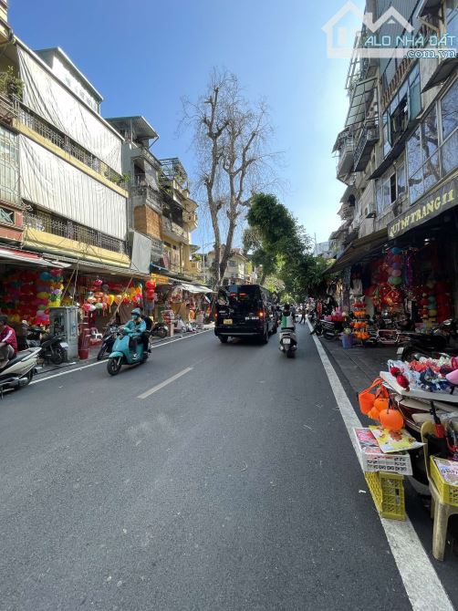 Cần bán nhà mặt phố cổ Hàng Mã - Trung tâm quận Hoàn Kiếm ô tô vỉa hè rộng kinh doanh tốt - 2