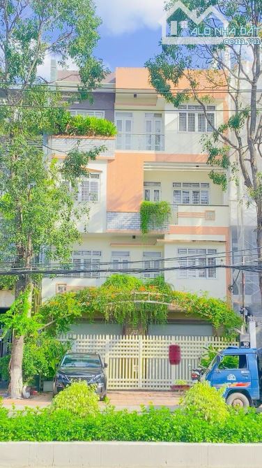 Cho thuê nhà 850 m2 có thang máy mặt tiền Nguyễn Văn Cừ