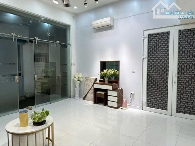 NHÀ PHỐ CHÙA BỘC - 40M2 - PHÂN LÔ - NGÕ Ô TÔ - VỈA HÈ - KINH DOANH - GIÁ CHÀO 13.8 Tỷ