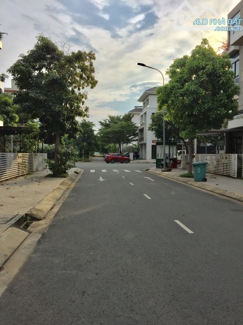 Bán khuôn biệt thự rẻ nhất trục Trần Não, An Khánh, Quận 2 584m2 giá chỉ 68 tỷ - 1